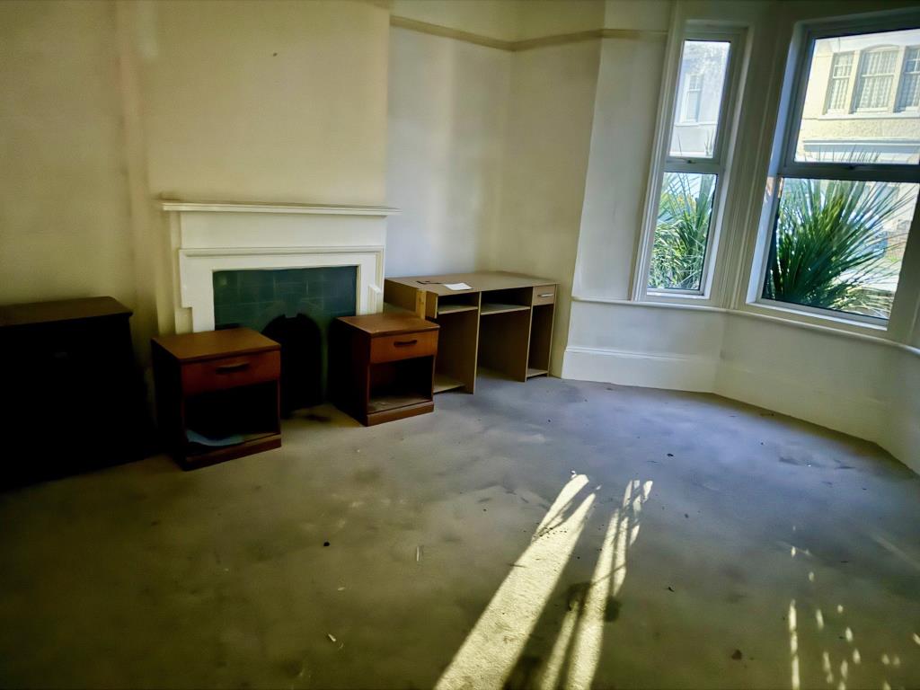 Lot: 2 - GROUND FLOOR GARDEN FLAT FOR IMPROVEMENT - Bedroom 1